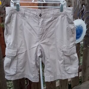 Men's cargo shorts. Size 34.koppen Color Cream. Not much stretch.